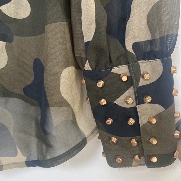 Studded chiffon camo top high low - Picture 3 of 6